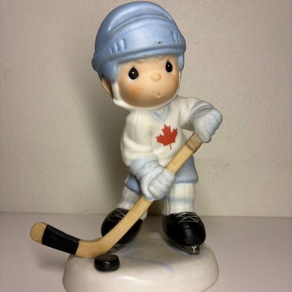 Precious Moments Enesco "Let's Keep Our Eye's on the Goal" figurine 1998 - Picture 1 of 5